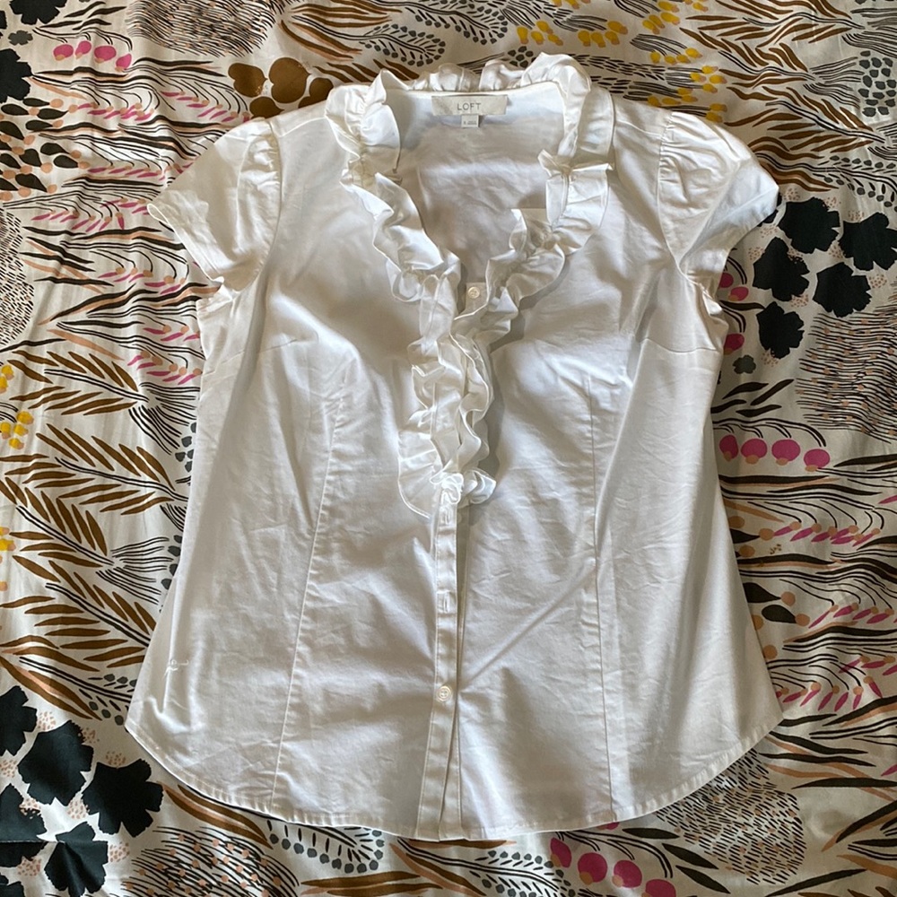 Ann Taylor Loft Ruffled fitted blouse. Size 6.